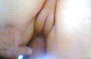 A jovem chupadas lésbicas vadia tem buracos apertados com Dupla penetração.