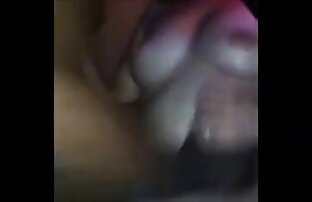 XXX Levando mijao e trepando dentro de um quarto escuro lesbicas transando mae e filha