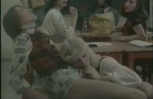 A Boazona da milf aparece video de lesbicas se esfregando num espectáculo pornográfico maroto.